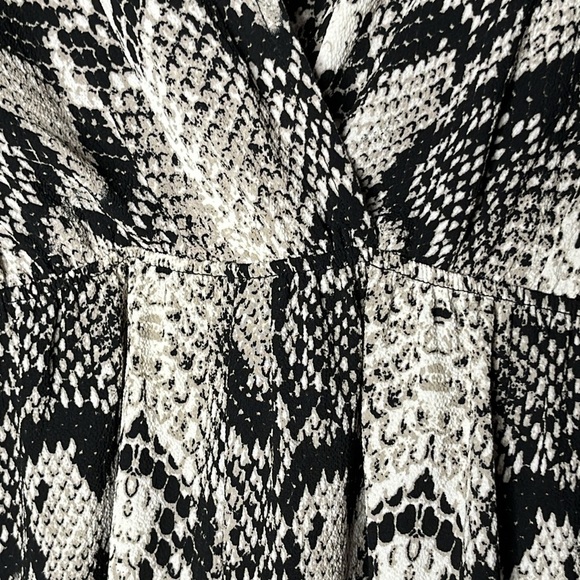 BLUSH Snake Print Plunge V-Neckline Ruffle Long Sleeve Romper Size M - Picture 5 of 9